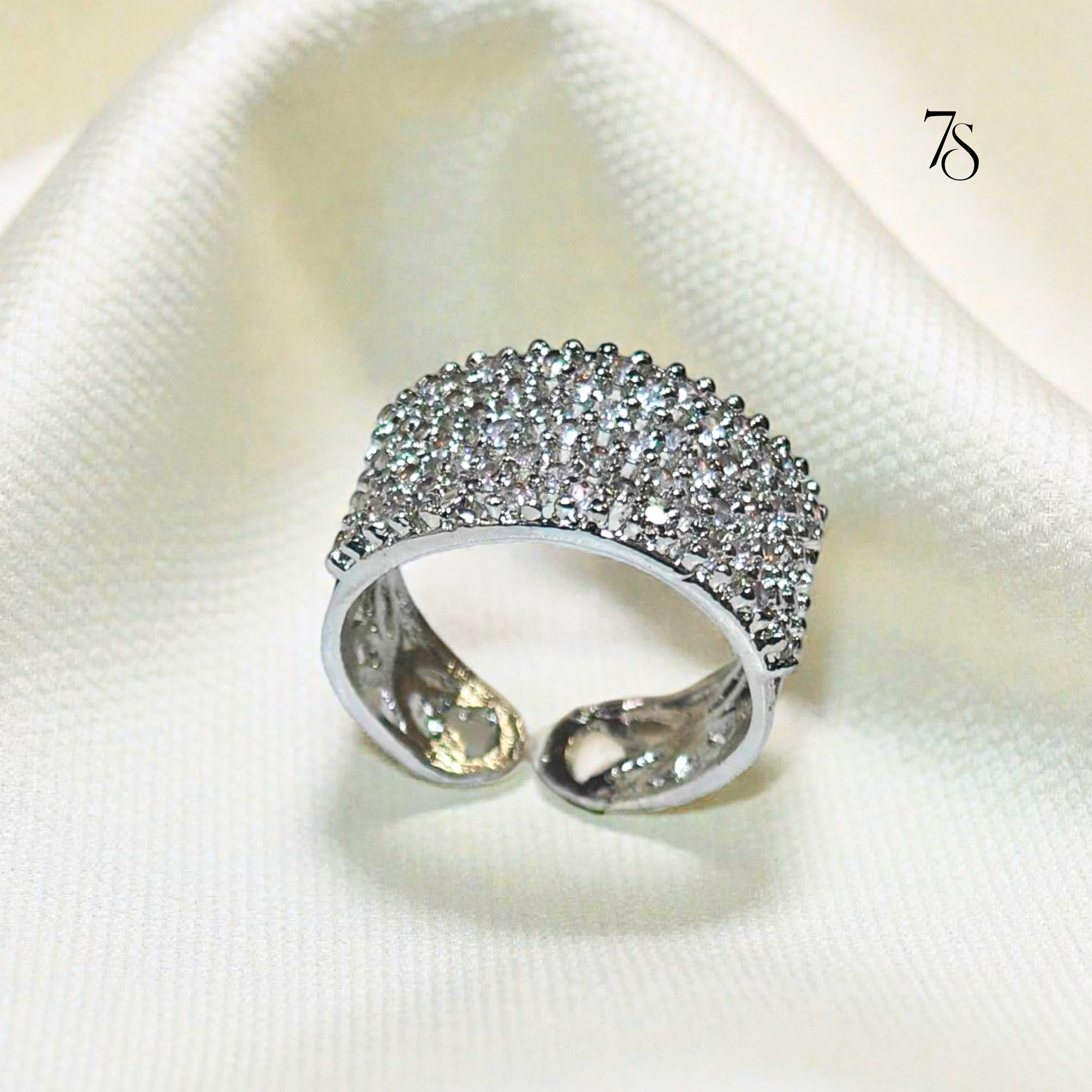 Aura Adjust | Wide Band American Diamond Ring